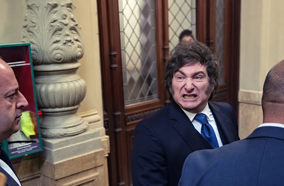 Enfurecido por las preguntas a Adorni: Milei llamó "asesinos" a los opositores y "chorros corruptos" a los periodistas